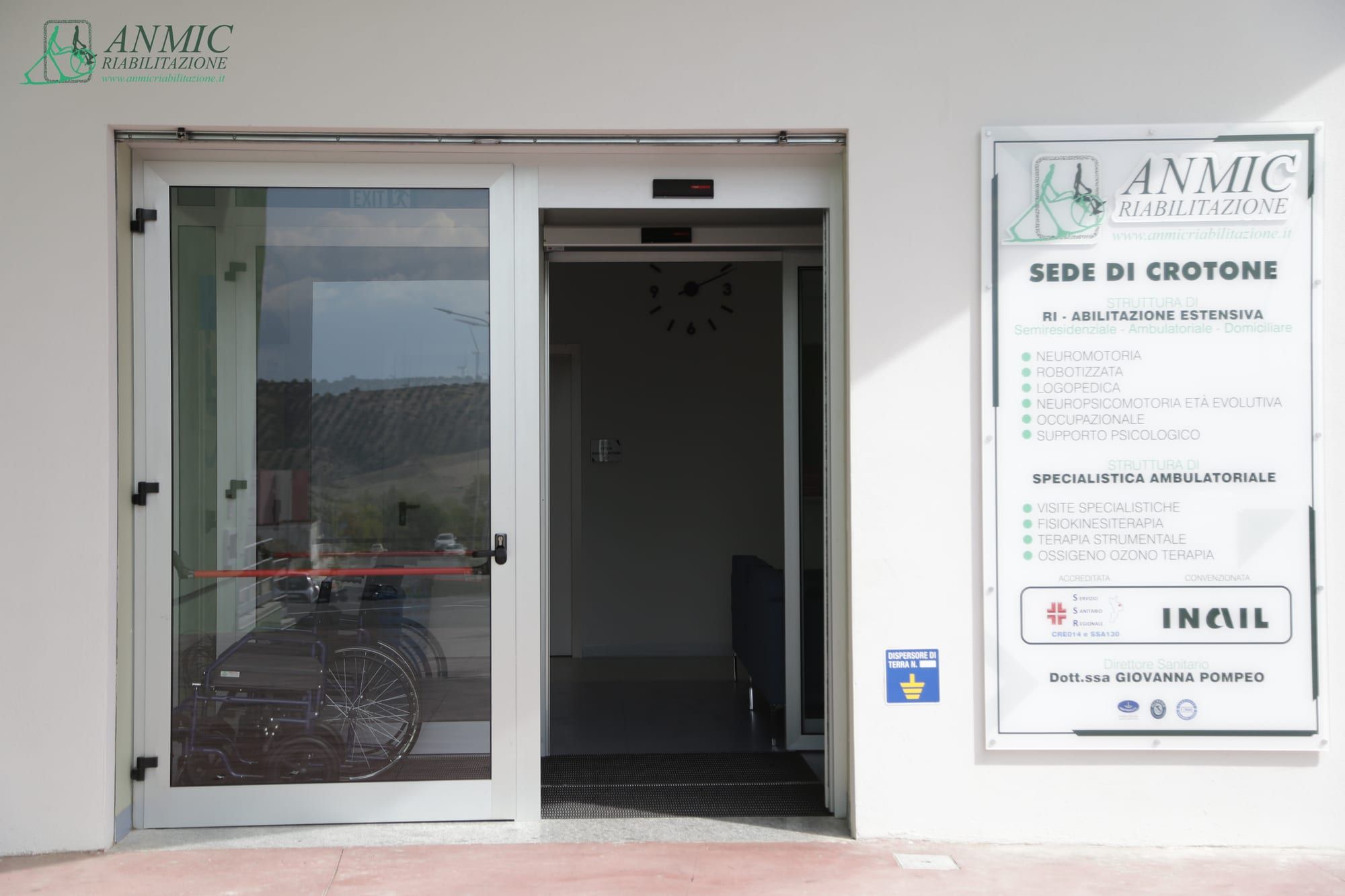 Ingresso della sede di Crotone di ANMIC Riabilitazione con insegna informativa