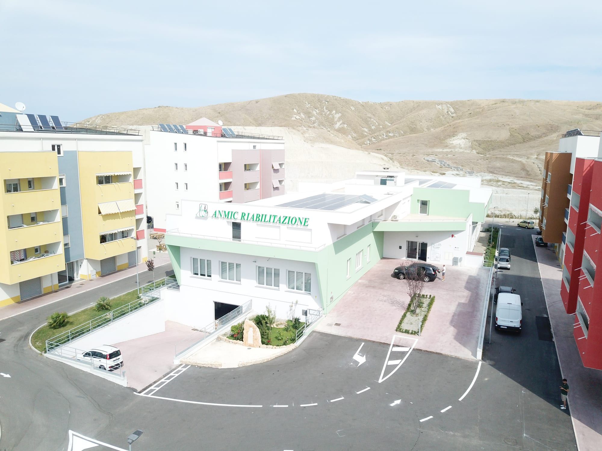 Veduta aerea della sede di Crotone: edificio bianco e verde con l’insegna ANMIC Riabilitazione
